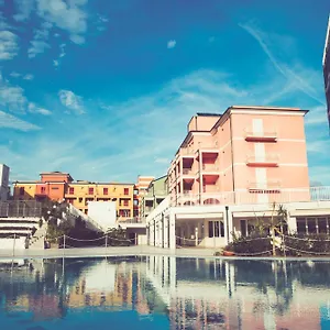 ai-pozzi-village-spa.hotelitalianriviera.com/